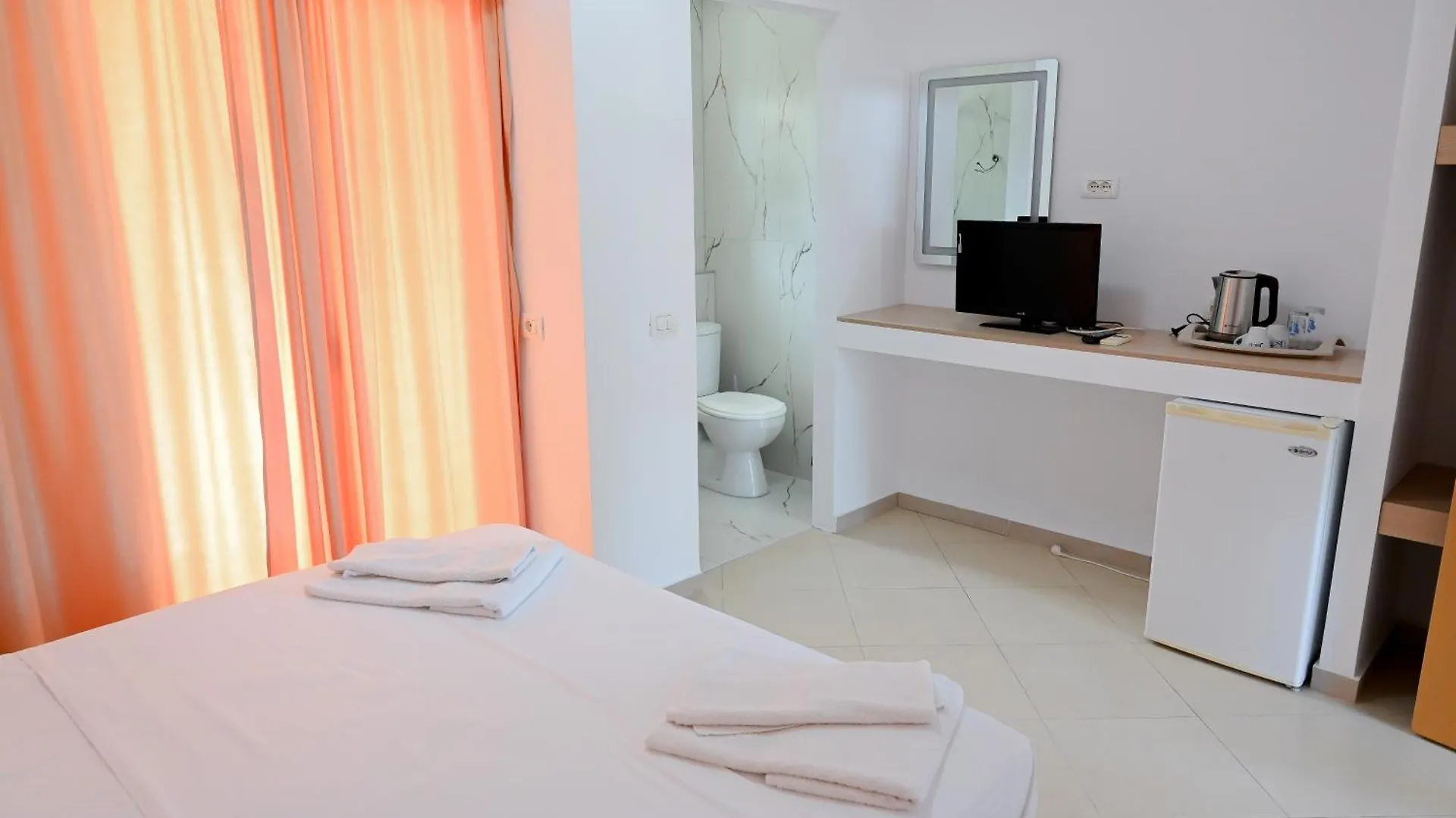 Hotel Kriti Max , Shengjin