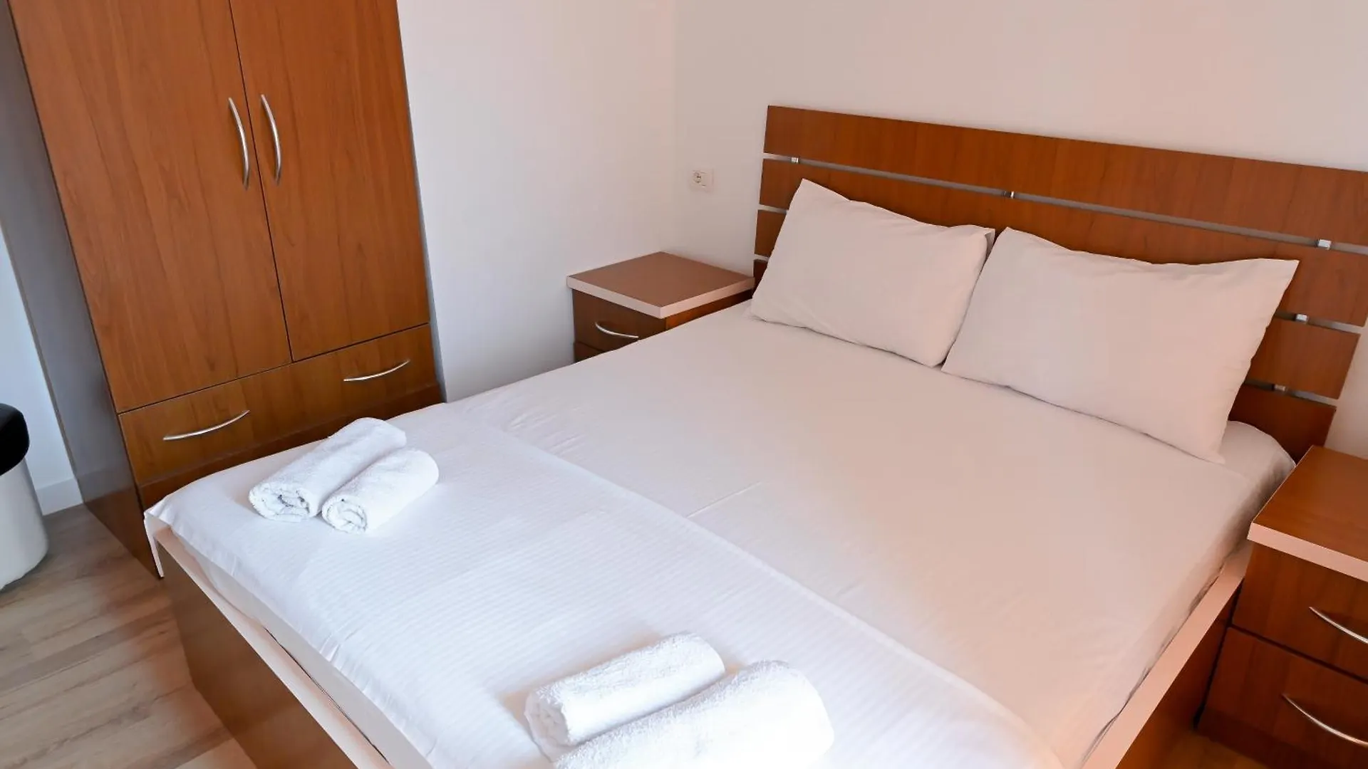 Hotel Kriti Max , Shengjin